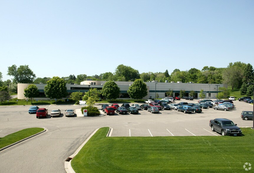 1395 Commerce Dr, Eagan, MN à vendre - Photo du bâtiment - Image 2 de 10