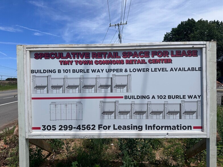 1082 Tiny Town Rd, Clarksville, TN à louer - Photo du bâtiment - Image 3 de 5