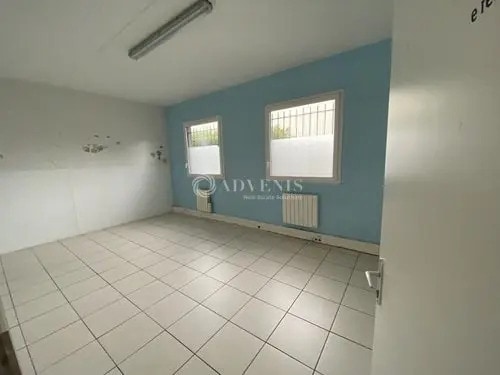 Flex in Trappes for lease - Building Photo - Image 2 of 8