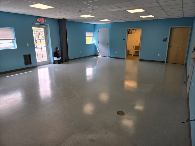 75 Carey Rd, Queensbury, NY à louer - Photo du bâtiment - Image 3 de 9