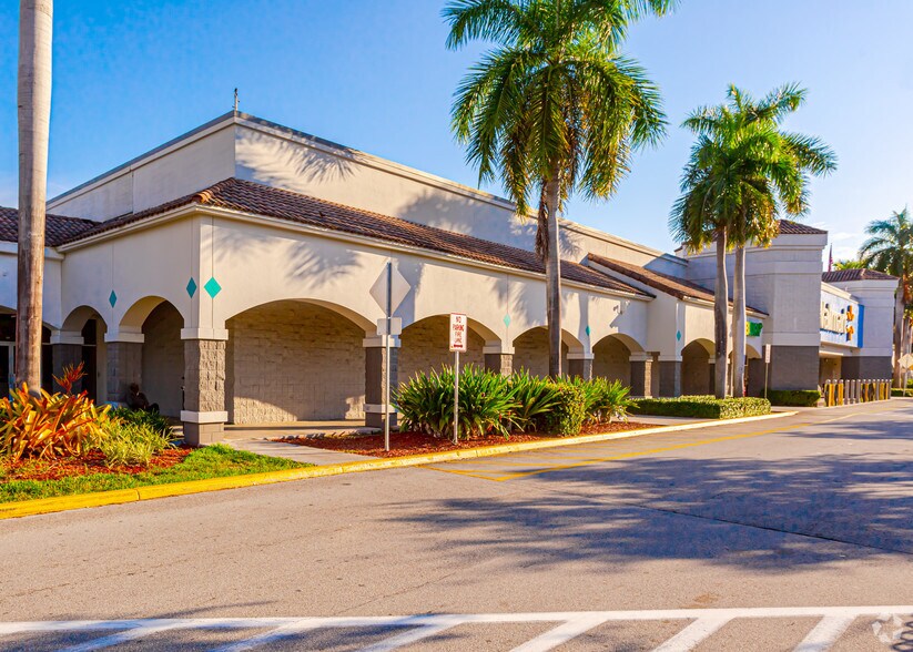 2301-2551 E Hallandale Beach Blvd, Hallandale Beach, FL à louer - Photo du bâtiment - Image 3 de 13