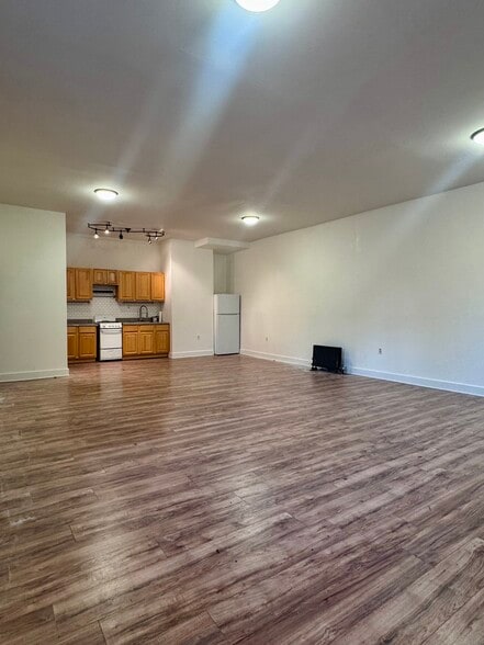 210 Humboldt St, Brooklyn, NY à louer - Photo du bâtiment - Image 2 de 6