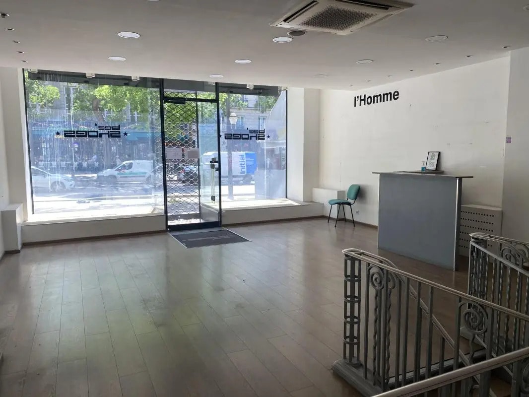 Retail in Paris for lease Interior Photo- Image 1 of 3