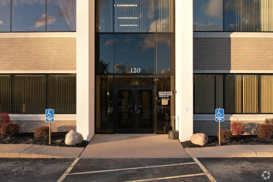 120 Erie Canal Dr, Rochester, NY à louer - Photo du bâtiment - Image 3 de 4