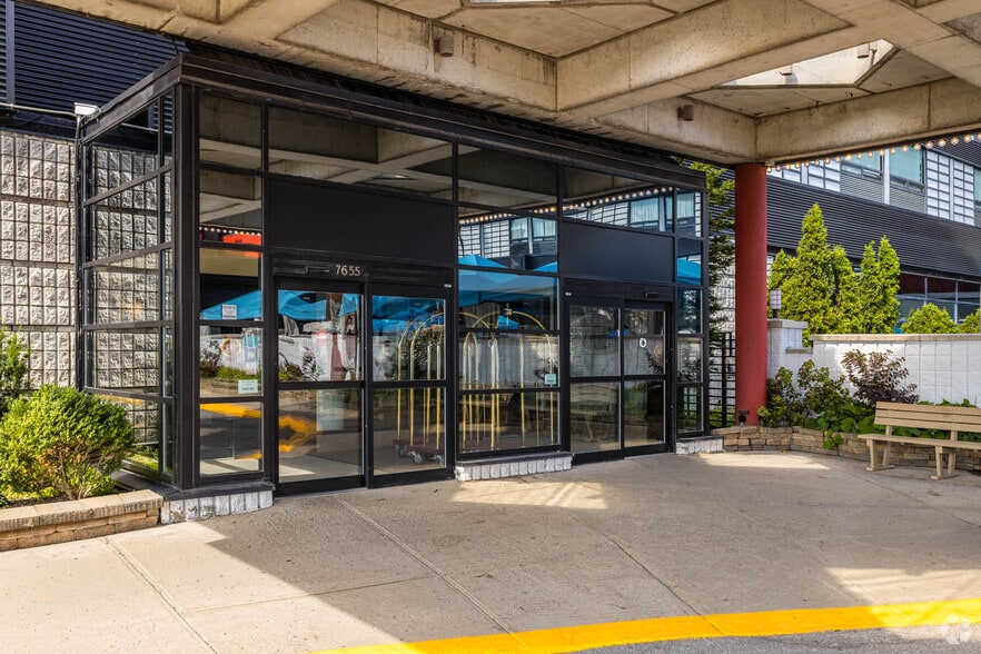 7655-7661 Boul Décarie, Montréal, QC à louer - Photo du bâtiment - Image 2 de 9