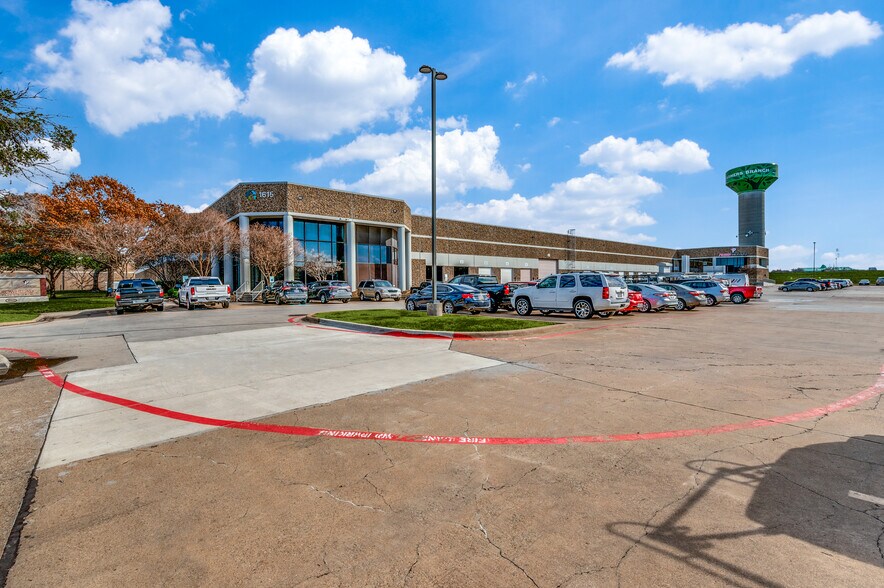 1615 Diplomat Dr, Carrollton, TX à louer - Photo du bâtiment - Image 3 de 10
