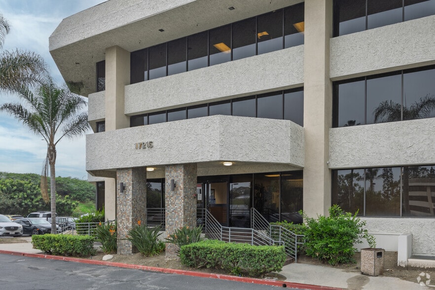 17315 Studebaker Rd, Cerritos, CA à louer - Photo du bâtiment - Image 3 de 7