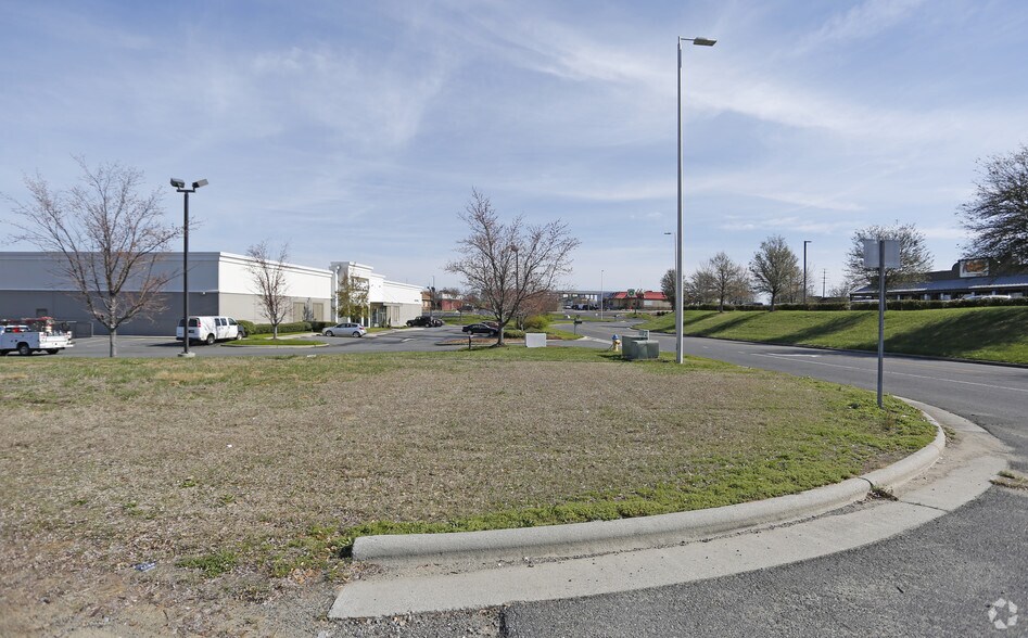 7840 Lyles Ln NW, Concord, NC à vendre - Photo du bâtiment - Image 3 de 10