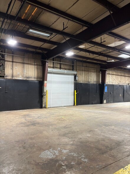 Underwood Industrial Warehouses portfolio of 2 properties for sale on LoopNet.ca - Building Photo - Image 2 of 16