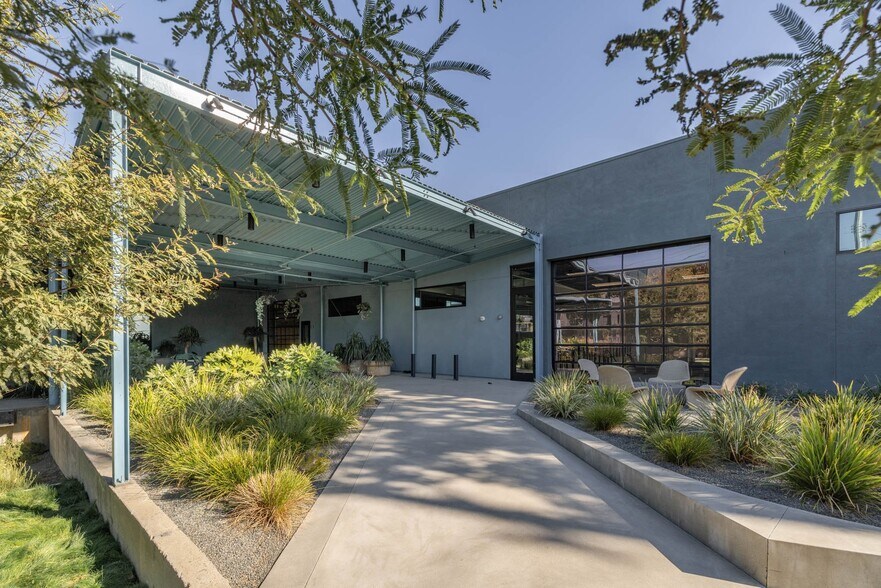 3333 Casitas Ave, Los Angeles, CA à louer - Photo du bâtiment - Image 3 de 11