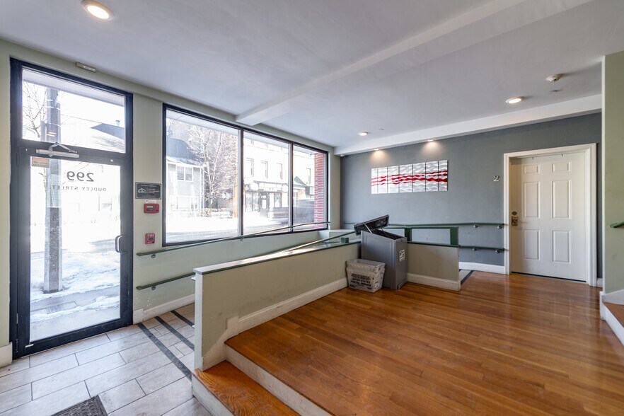 299 & 301-305 Dudley Street | portefeuille de 1 propriétés à vendre sur LoopNet.ca - Photo du bâtiment - Image 3 de 20