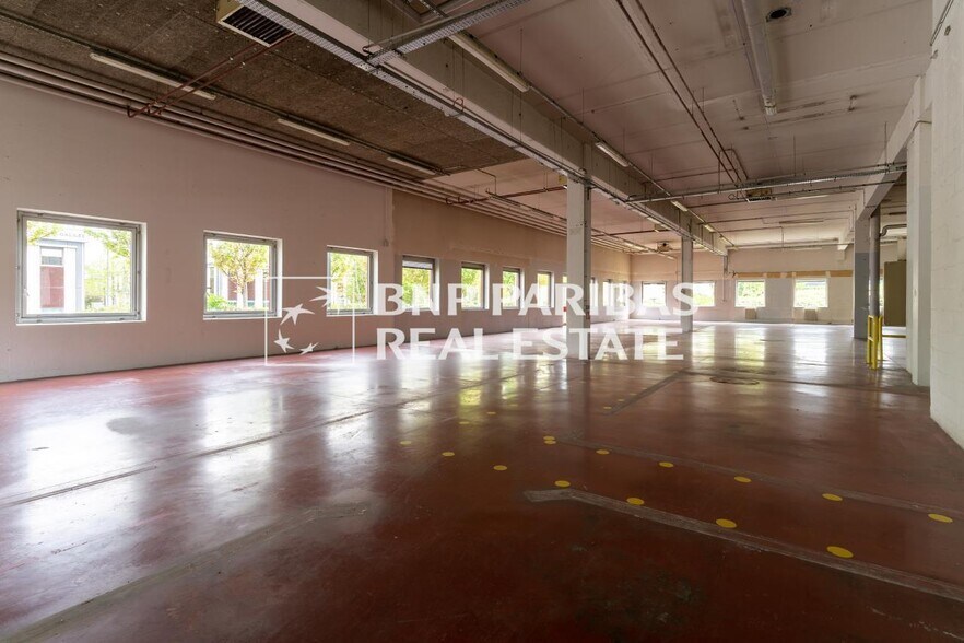 Flex in Antony for lease - Interior Photo - Image 3 of 14