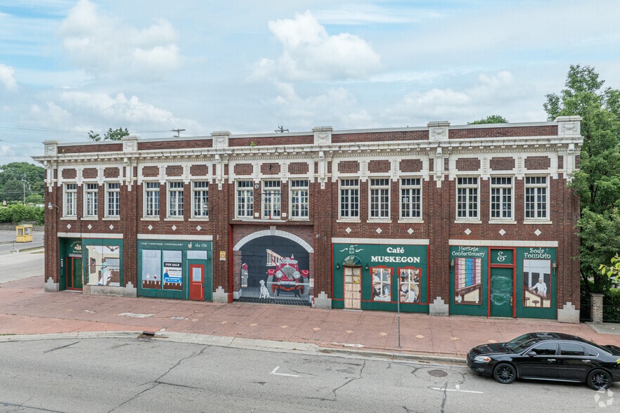 521 W Western Ave, Muskegon, MI for sale - Building Photo - Image 2 of 5