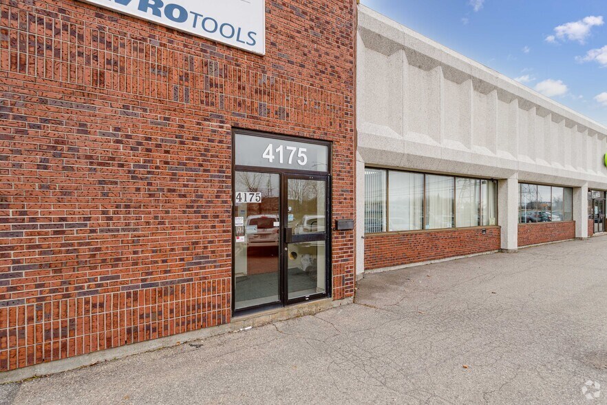 4155-4175 Boul Poirier, Montréal, QC à louer - Photo du bâtiment - Image 3 de 6