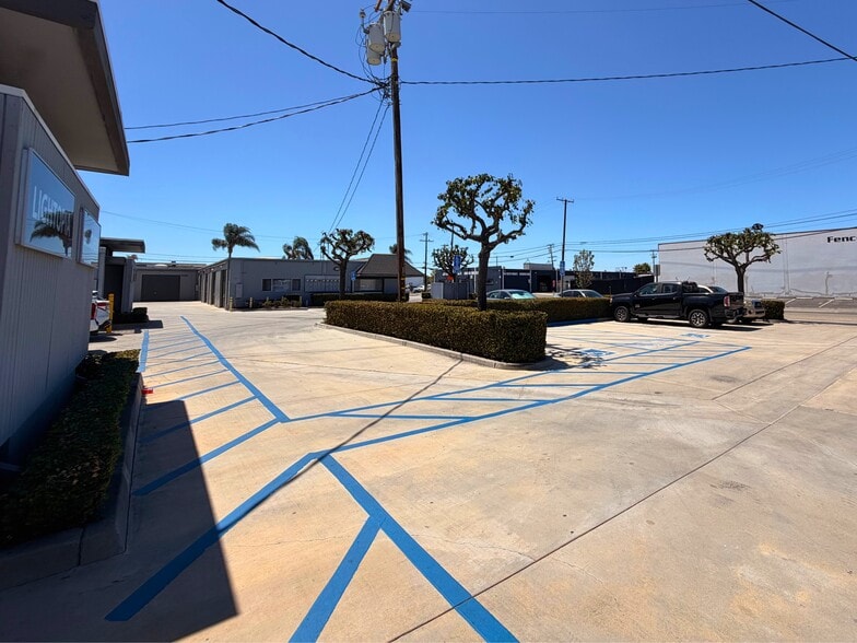 2245-2259 Ritchey St, Santa Ana, CA à louer - Photo du bâtiment - Image 3 de 7