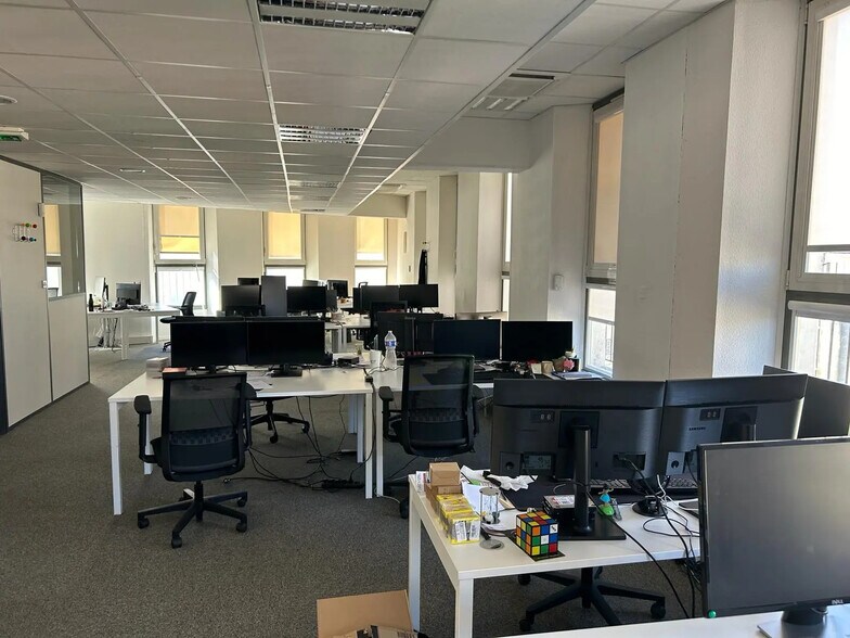 Rue Sainte Barbe, Marseille for lease - Interior Photo - Image 3 of 12