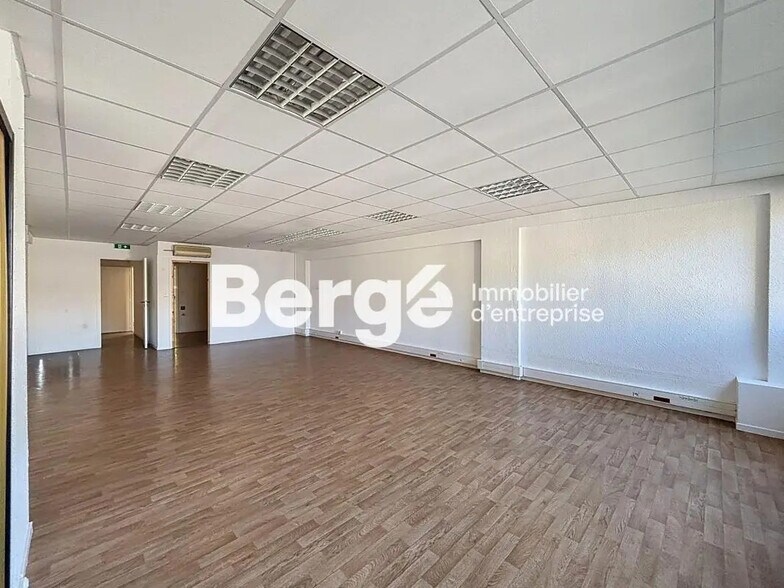 Office in Saint-Laurent-du-Var for lease - Interior Photo - Image 2 of 7