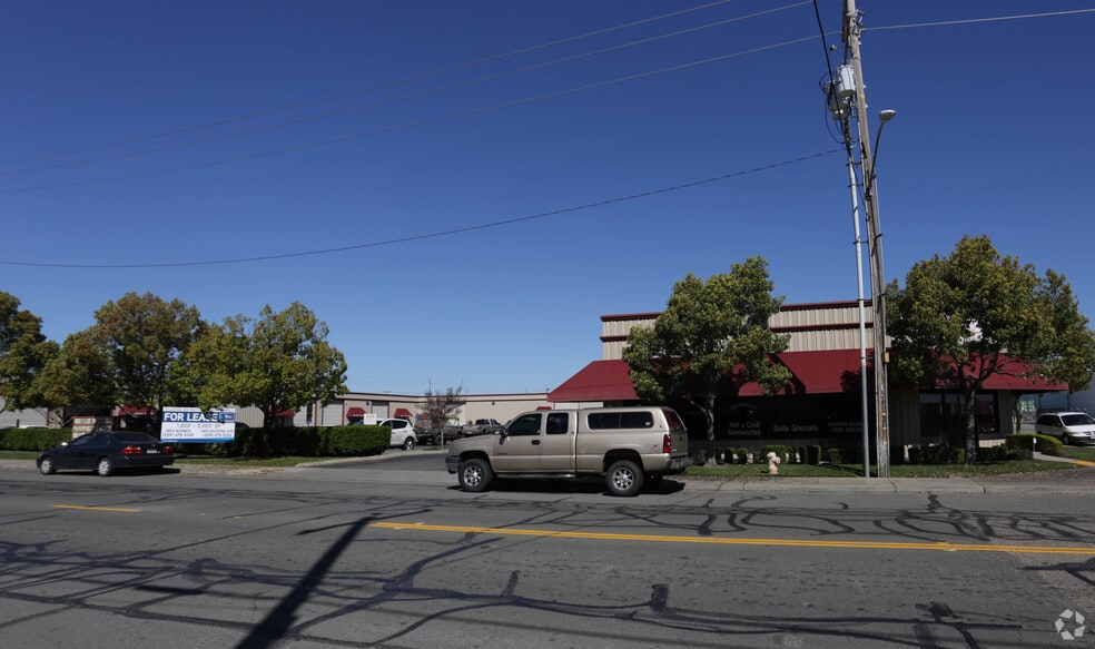 1371 E Pine St, Lodi, CA for lease - Primary Photo - Image 1 of 8
