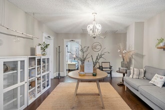 121 N Washington St, Naperville, IL for lease Interior Photo- Image 2 of 14