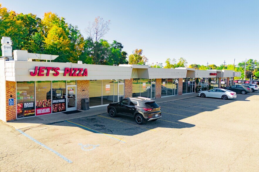 1110-1126 N Pontiac Trail, Walled Lake, MI for lease - Building Photo - Image 1 of 23