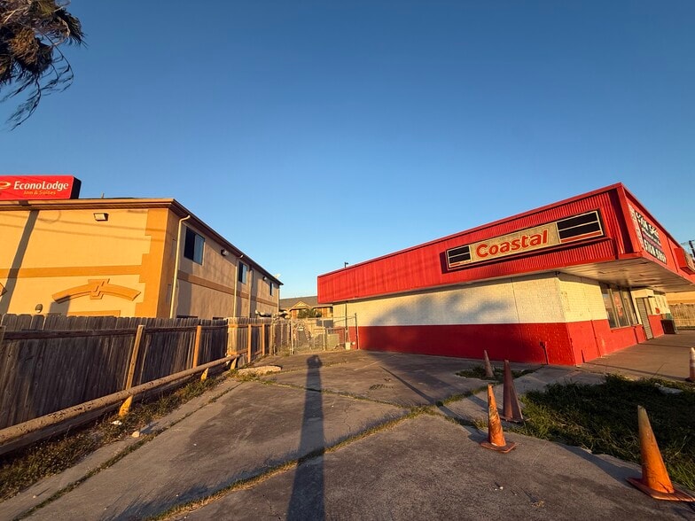 2214 Leopard St, Corpus Christi, TX for sale - Building Photo - Image 3 of 17