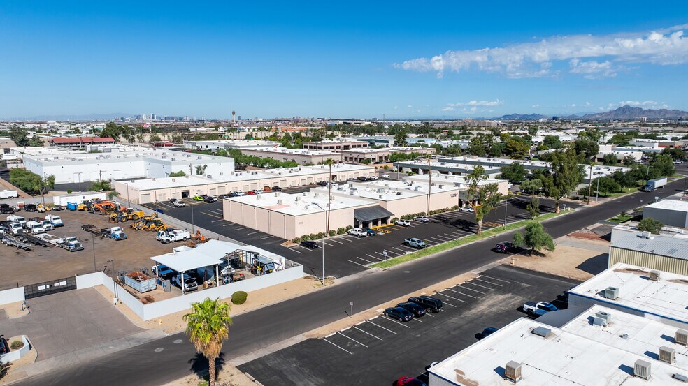 910 S Hohokam Dr, Tempe, AZ à louer - Photo du bâtiment - Image 3 de 26