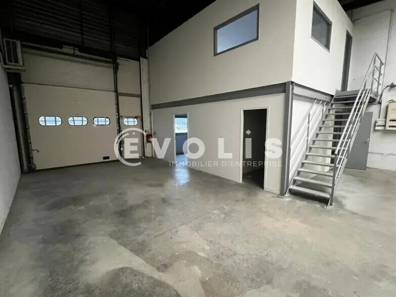 Flex in Lisses for lease - Interior Photo - Image 1 of 7