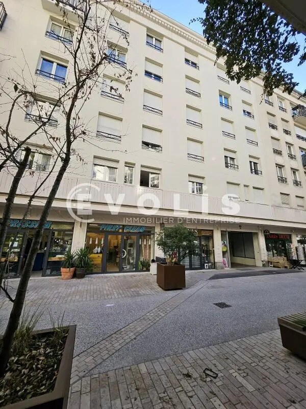 Office in Montrouge for lease Building Photo- Image 1 of 8