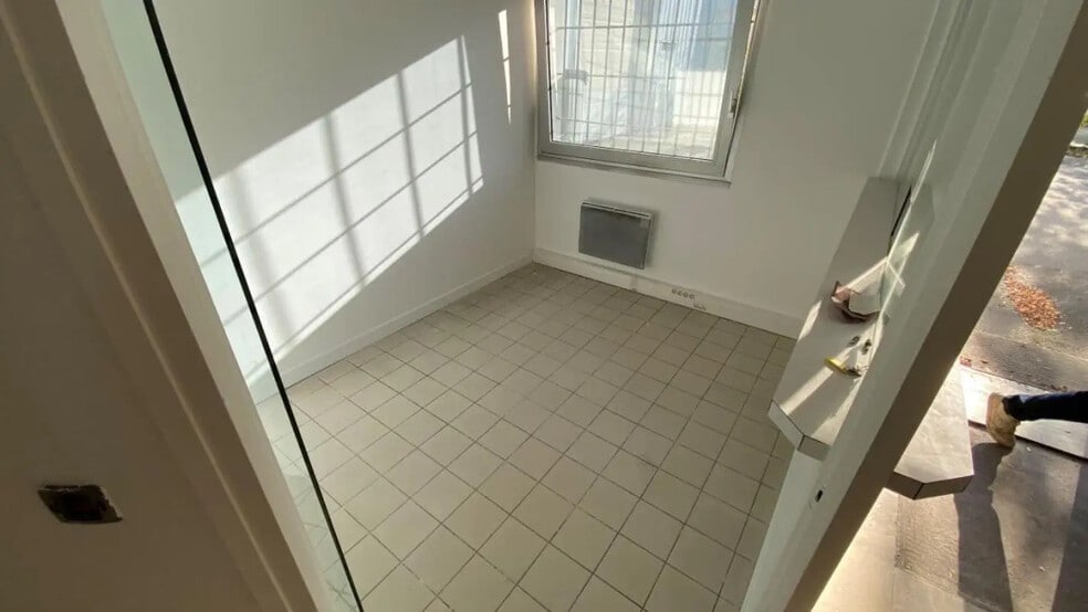 Office in Valenton for lease - Interior Photo - Image 2 of 9