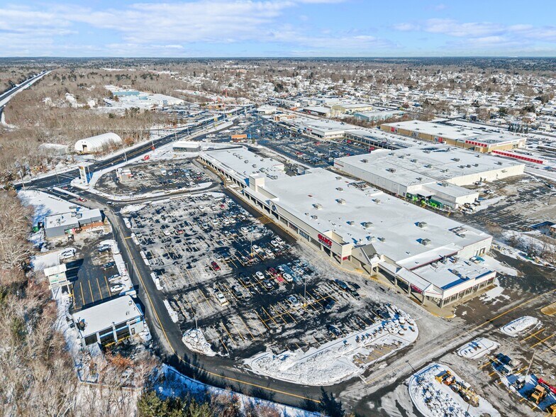 950 Kings Hwy, New Bedford, MA à louer - Photo du bâtiment - Image 2 de 26
