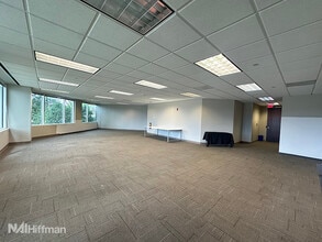 601 Oakmont Ln, Westmont, IL for lease Interior Photo- Image 2 of 5