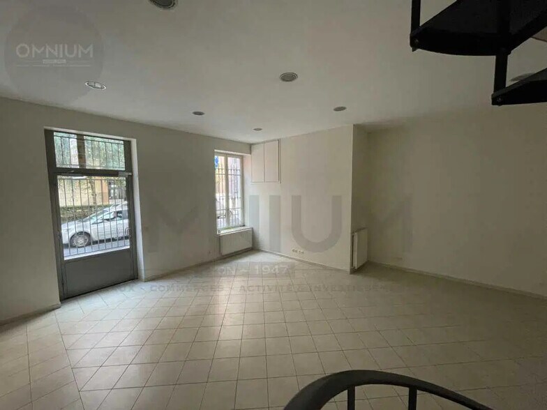 Office in Lyon for lease - Interior Photo - Image 3 of 9