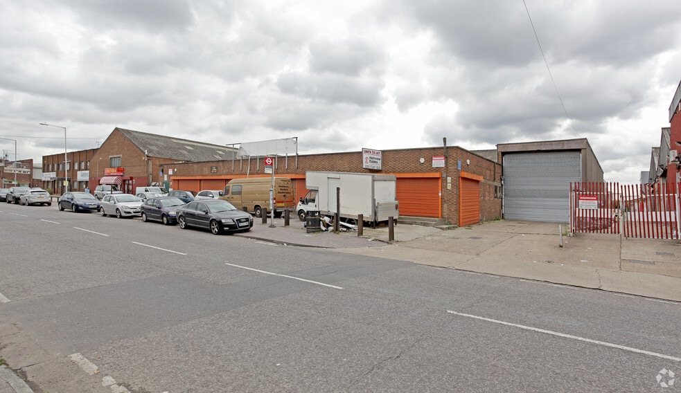 10 Thames Rd, Barking for lease - Building Photo - Image 3 of 8