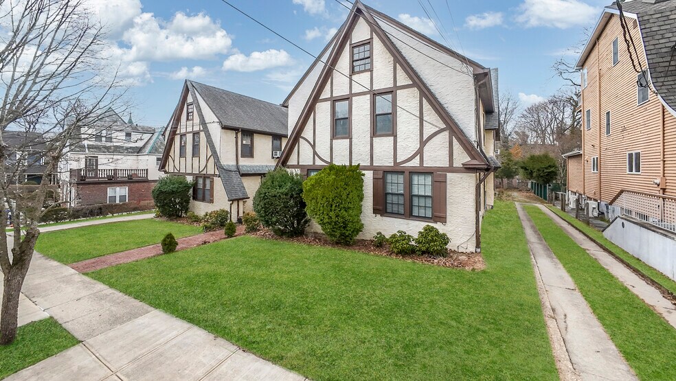 4320 Hamilton Pl, Flushing, NY à vendre - Photo du bâtiment - Image 3 de 51