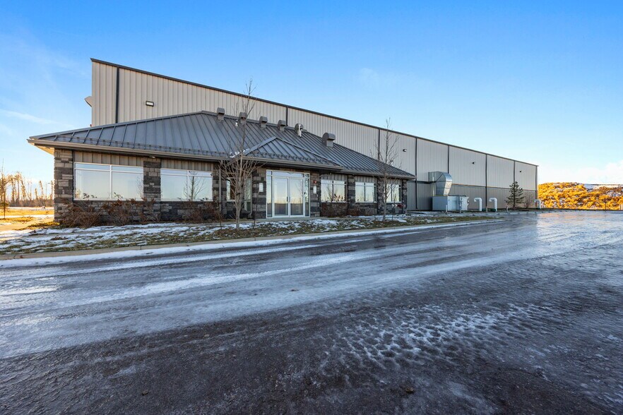 340 Robertson Rd, Fort McMurray, AB à vendre - Photo du bâtiment - Image 2 de 23