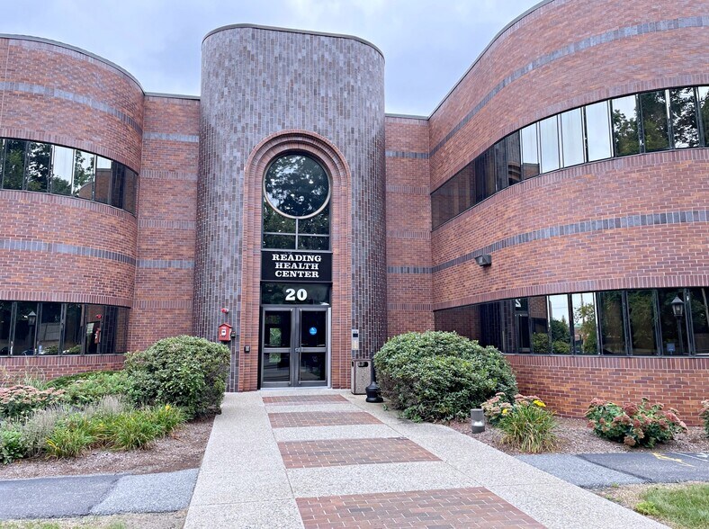20 Pondmeadow Dr, Reading, MA à vendre - Photo du bâtiment - Image 3 de 25
