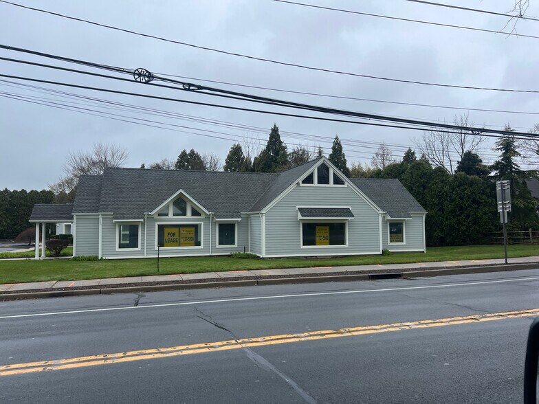 487 Main Rd, Riverhead, NY à louer - Photo du bâtiment - Image 3 de 3
