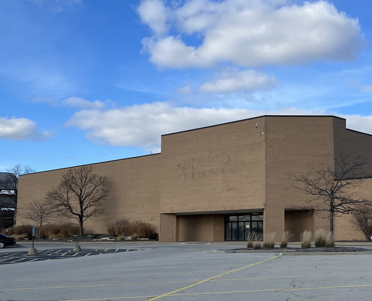 5000 Spring Hill Mall, West Dundee, IL for sale - Building Photo - Image 1 of 1