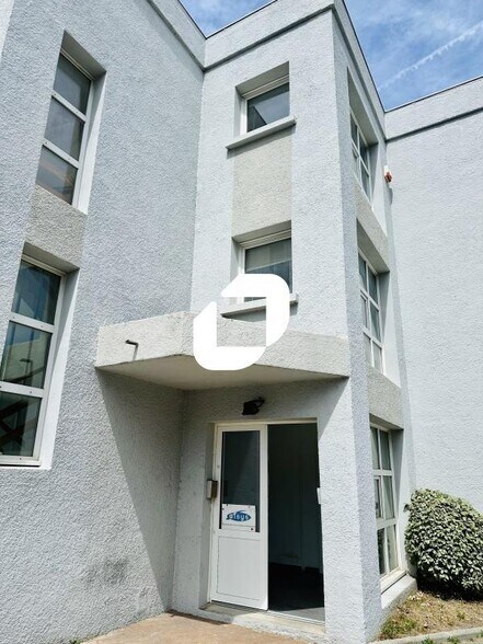 Bureau dans Sassenage à louer - Photo du bâtiment - Image 3 de 14