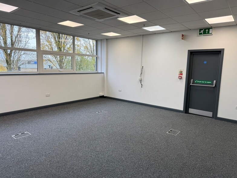 Deer Park Rd, Northampton à louer - Photo du bâtiment - Image 3 de 4