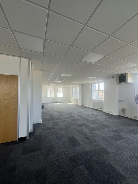 Hornbeam Sq N, Harrogate for lease - Building Photo - Image 2 of 10