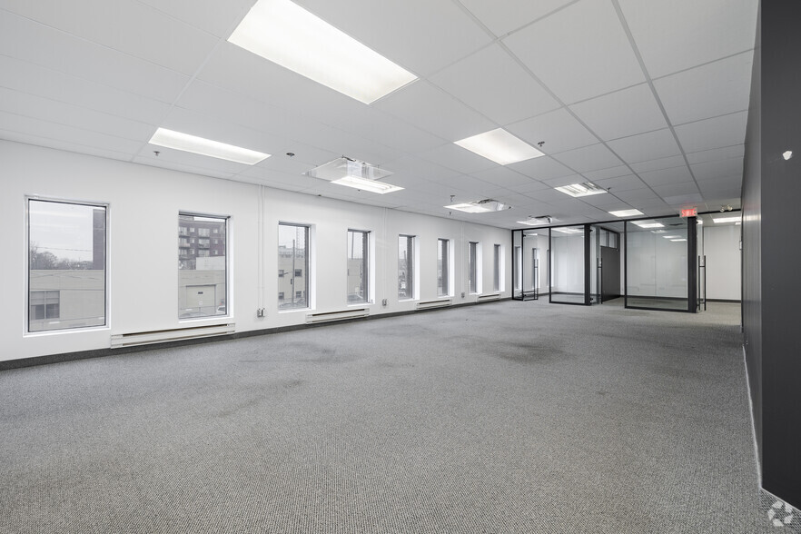 395 Av Sainte-Croix, Montréal, QC for lease - Interior Photo - Image 2 of 17
