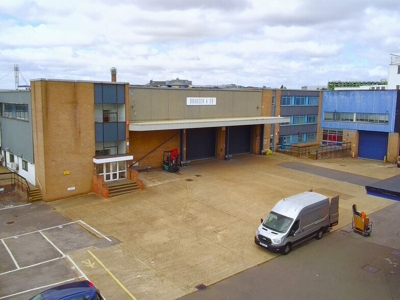 Great West Rd, Brentford for lease - Building Photo - Image 3 of 4