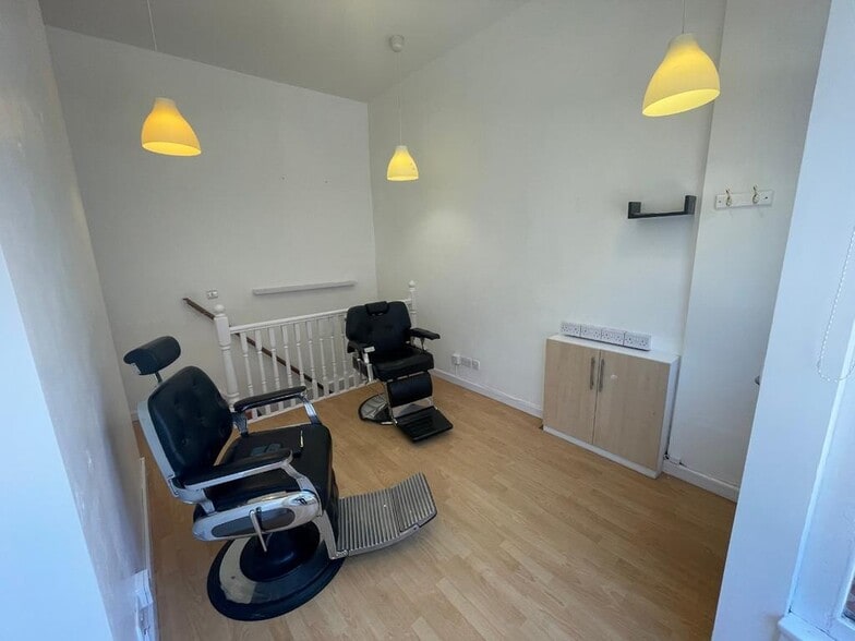 1-3 Dalgety Av, Edinburgh à louer - Photo du bâtiment - Image 2 de 7