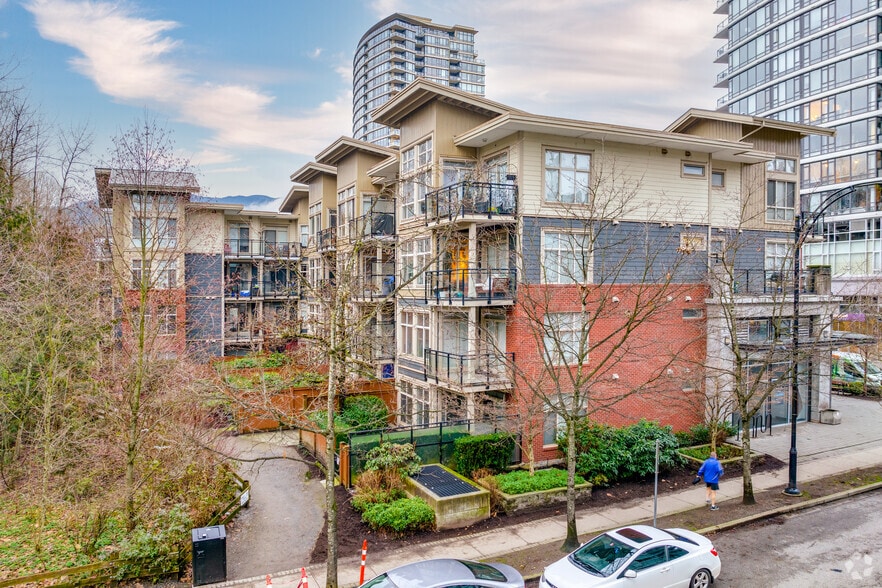 201 Morrissey Rd, Port Moody, BC à louer - Photo du bâtiment - Image 3 de 5