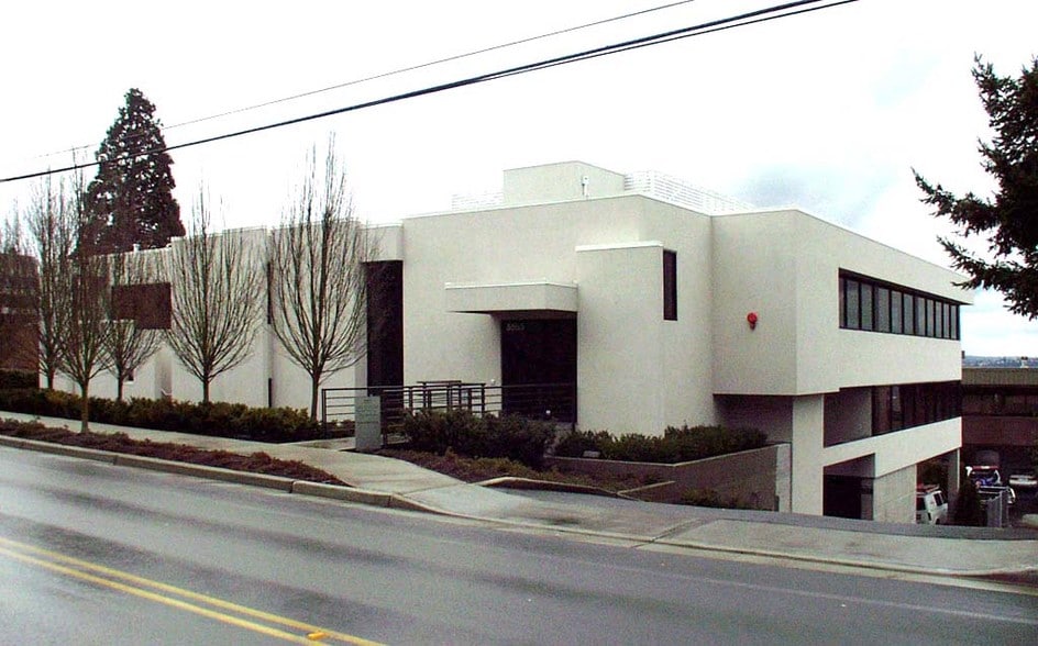 5555 Lakeview Dr, Kirkland, WA for lease - Building Photo - Image 3 of 6