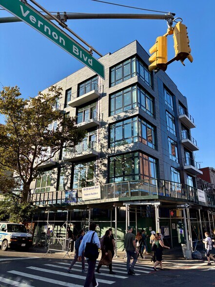 49-18 Vernon Blvd, Long Island City, NY à louer - Photo du bâtiment - Image 3 de 6