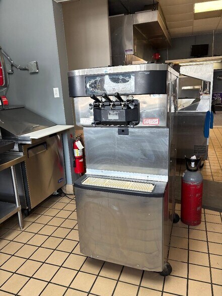 228 W Broad St, Chesaning, MI à vendre - Photo du bâtiment - Image 3 de 14