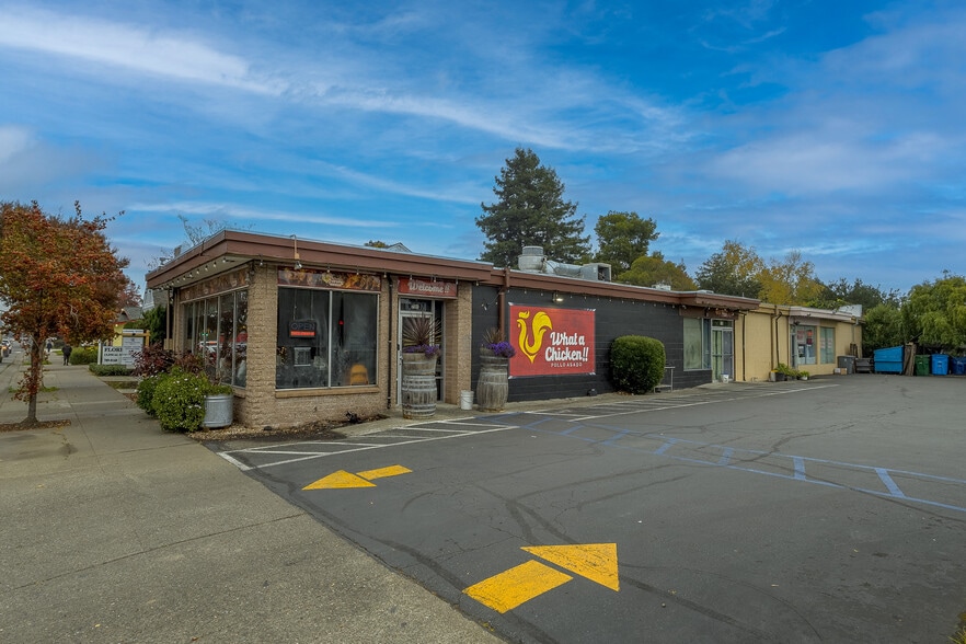 700-710 E Washington St Sale portfolio of 2 properties for sale on LoopNet.ca - Building Photo - Image 2 of 15