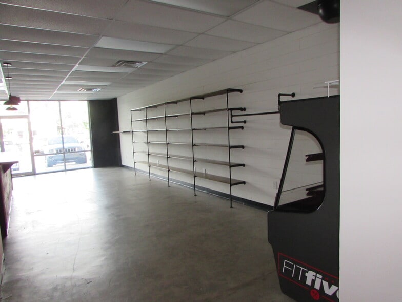 1307 Highway 31 NW, Hartselle, AL for lease - Interior Photo - Image 3 of 8